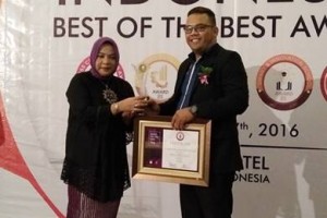 GM Sangkan Park, Jeremi Wijaya saat menerima penghargaan dari IAC.